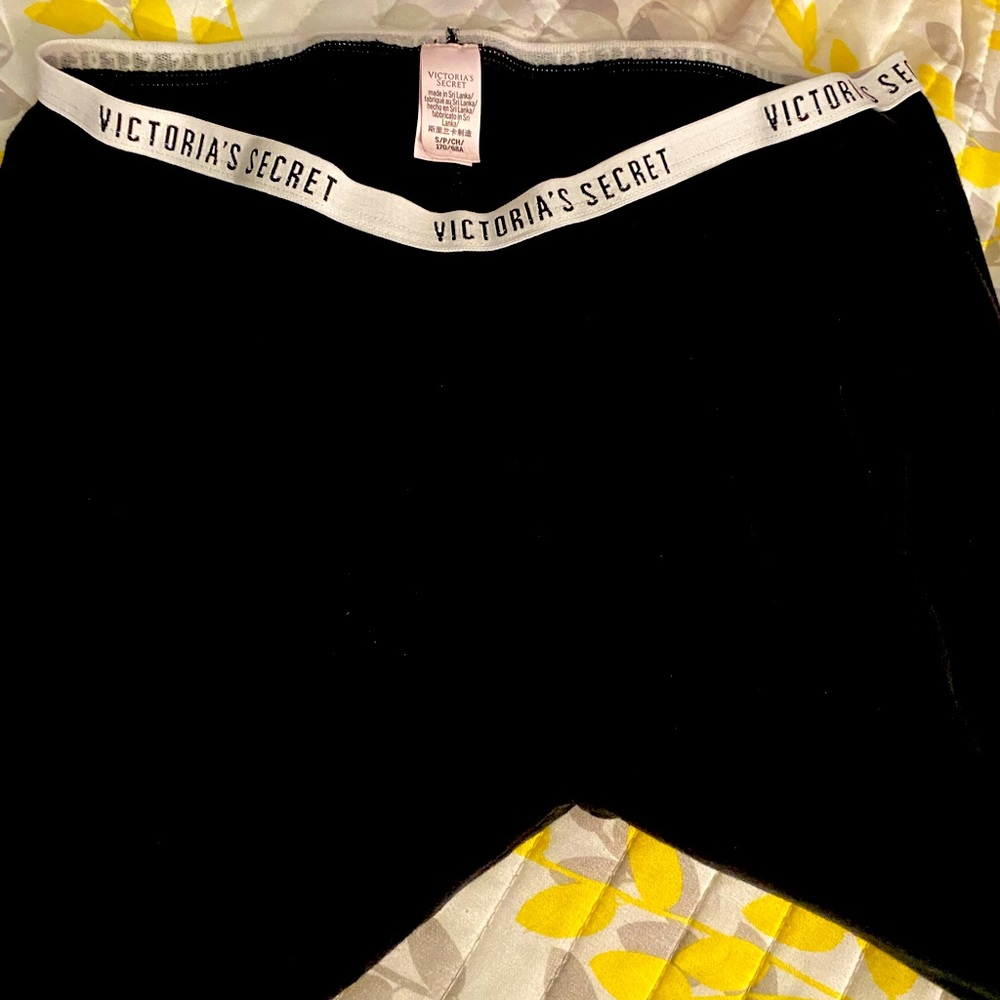 Iconic ladies sleep wear bottoms - black and white Vicky pants. 😍 - Picture 6 of 8
